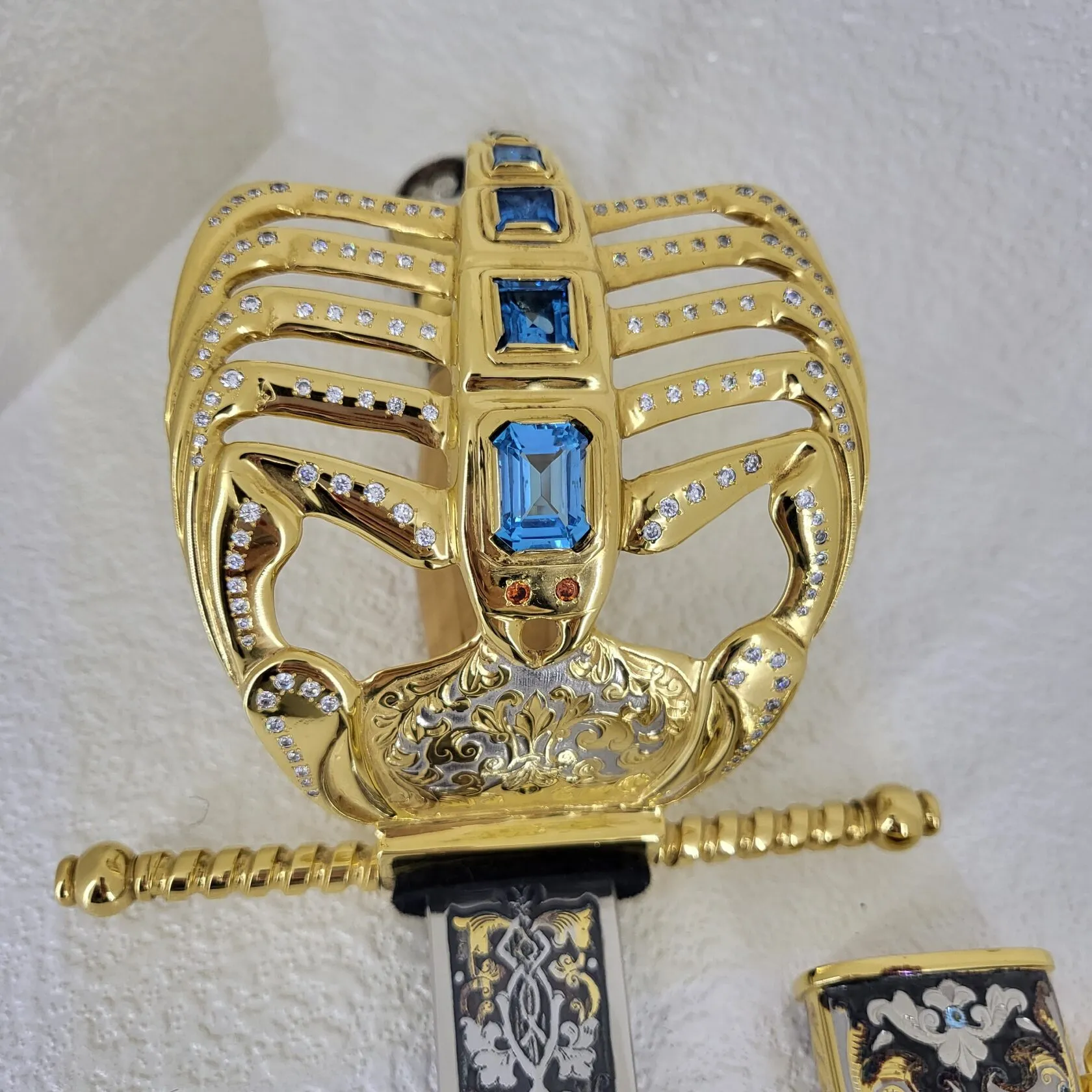 Дага Скорпион с камнями